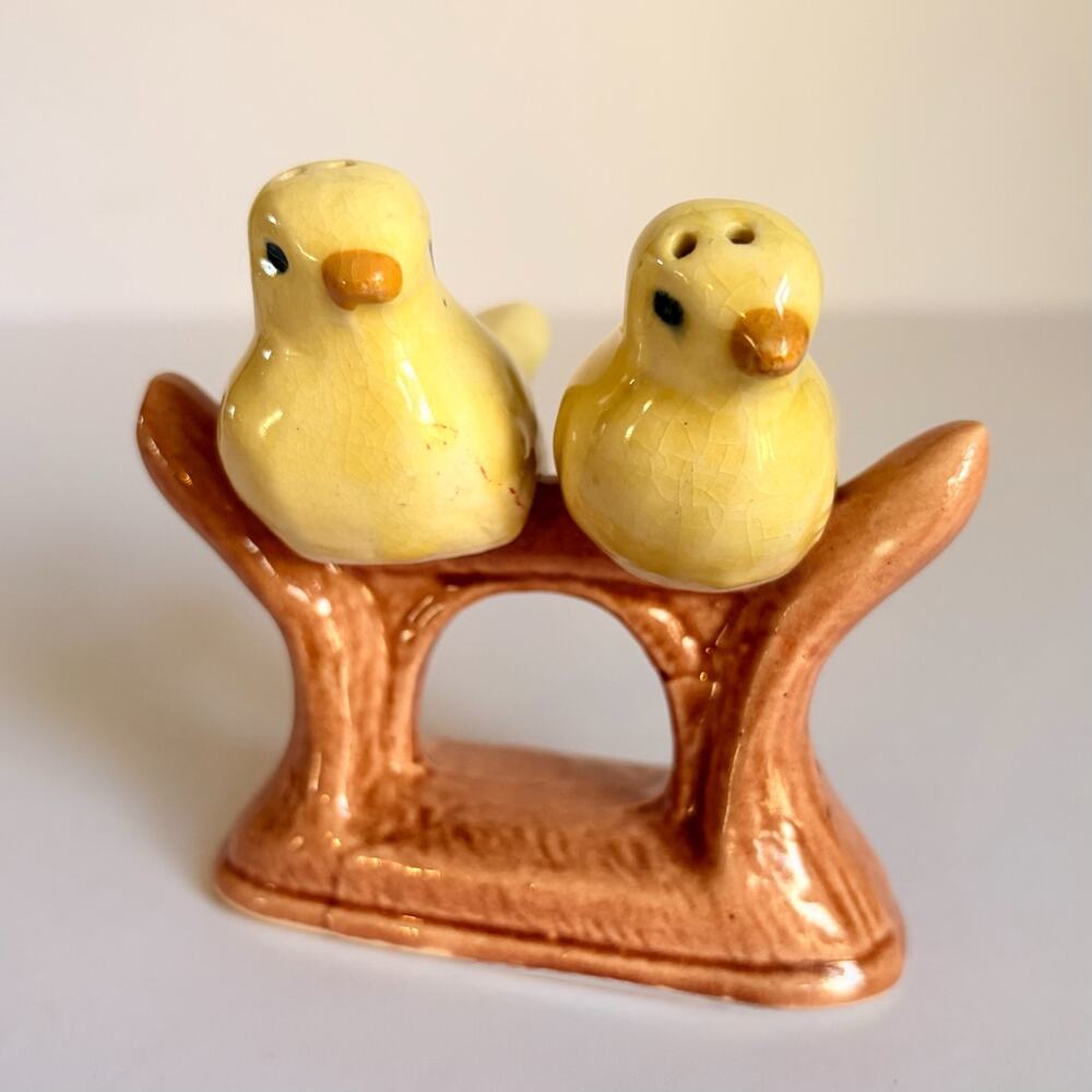 Bird 3-Piece Salt Pepper Shakers Tree Stand Japan 1950s Ceramic Yellow Chick Set